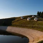 Campo de lujo Stargazing Glamping Domes Golte