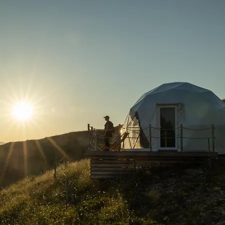 Stargazing Glamping Domes Golte מוזירייה
